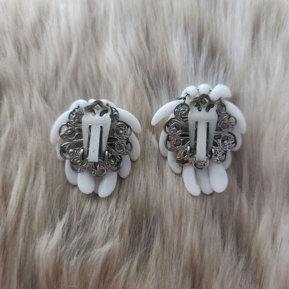 Vintage Cluster Clip On Earrings White - Picture 5 of 5
